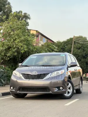 Toyota Sienna LE FWD 8-Passenger 2013 Gray