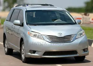 Toyota Sienna 2011 Silver