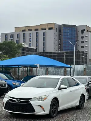 Toyota Camry SE 4dr Sedan (2.5L 4cyl 6A) 2016 White