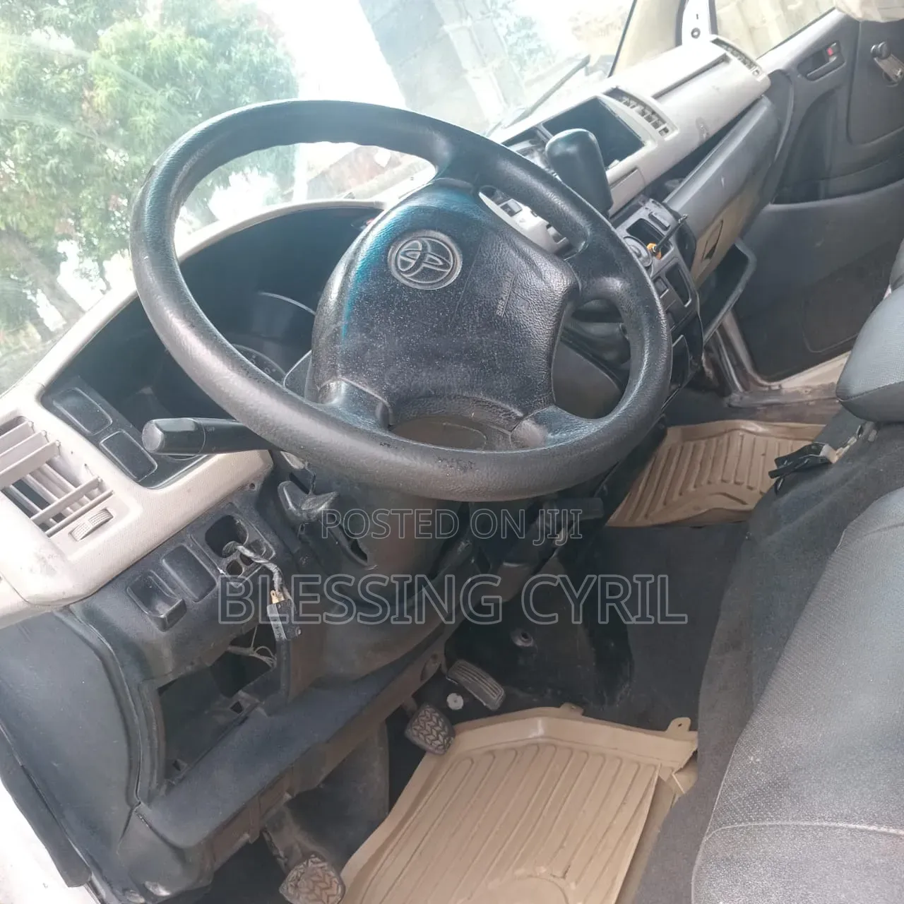 Toyota HiAce 2012 White