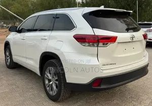 Toyota Highlander XLE 4x4 V6 (3.5L 6cyl 8A) 2018 White