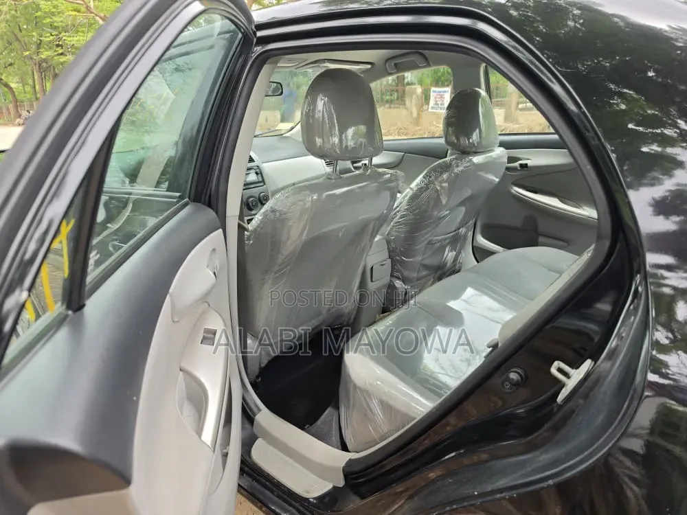 Toyota Corolla LE 4dr Sedan (1.8L 4cyl 4A) 2013 Black