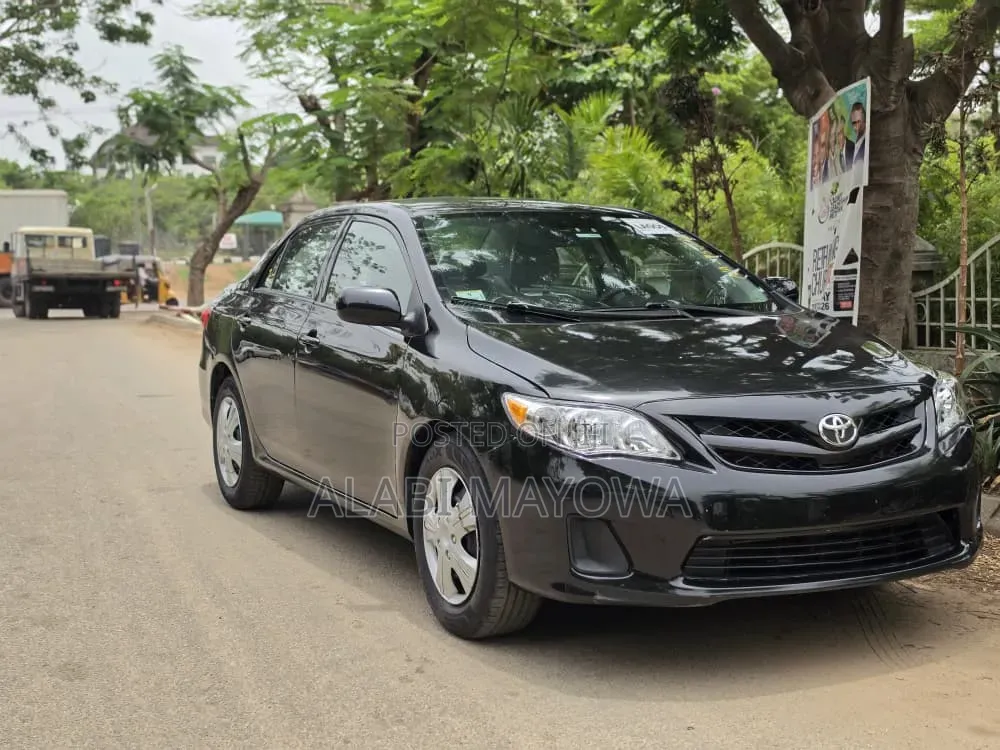 Toyota Corolla LE 4dr Sedan (1.8L 4cyl 4A) 2013 Black