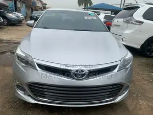 Toyota Avalon XLE Premium Sedan FWD (3.5L 6cyl 6A) 2013 Silver