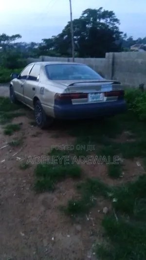 Toyota Camry L FWD (2.5L 4cyl 8AM) 2018 Gold