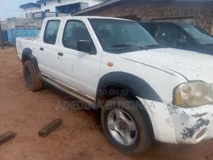 Nissan Frontier 2001 White