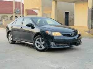 Toyota Camry SE 4dr Sedan w/Prod. End 11/13 (2.5L 4cyl 6A) 2014