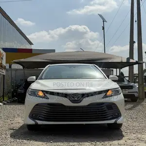 Toyota Camry LE (2.5L 4cyl 8A) 2019 White