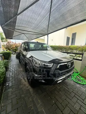 New Toyota Hilux 2025 Black