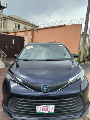 Toyota Sienna LE 2022 Blue