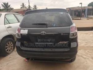Toyota Matrix Hatchback FWD (1.8L 4cyl 5M) 2005 Black 