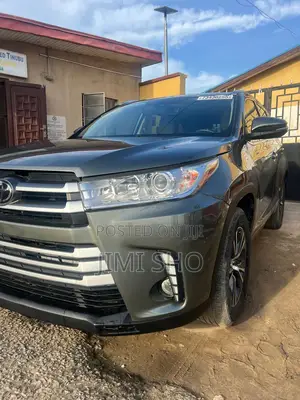 Toyota Highlander XLE 4x4 V6 (3.5L 6cyl 8A) 2017 Green