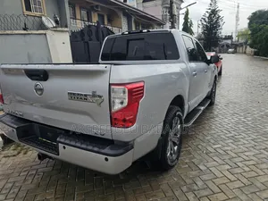 Nissan Titan Platinum Reserve 4x2 Crew Cab 5.6 ft. box 139.8 in. WB
