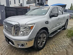 Nissan Titan Platinum Reserve 4x2 Crew Cab 5.6 ft. box 139.8 in. WB