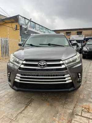 Toyota Highlander XLE 4x4 V6 (3.5L 6cyl 8A) 2017 Gray