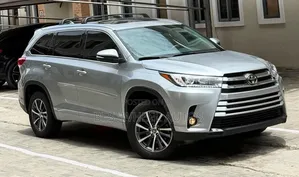 Toyota Highlander XLE 4x4 V6 (3.5L 6cyl 8A) 2017 Silver