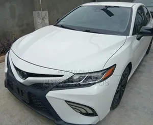 Toyota Camry SE Nightshade 2021 Off white