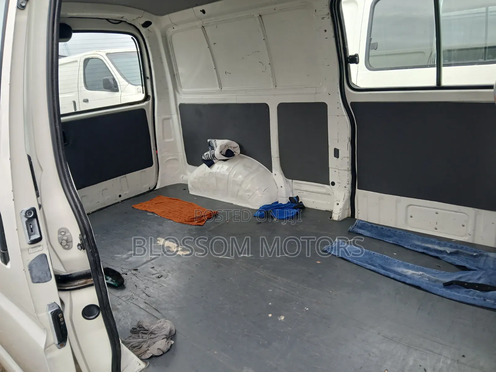 Toyota HiAce 2004 White