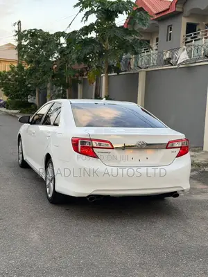 Toyota Camry XLE V6 4dr Sedan (3.5L 6cyl 6A) 2012 White
