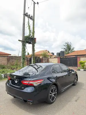 Toyota Camry SE FWD (2.5L 4cyl 8AM) 2018 Bue