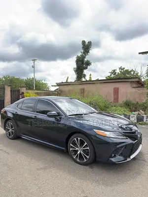 Toyota Camry SE FWD (2.5L 4cyl 8AM) 2018 Bue