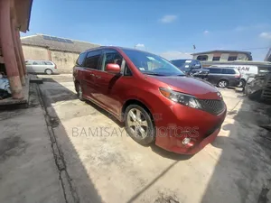 Toyota Sienna SE 8 Passenger 2012 Red