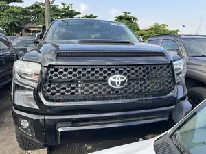 Toyota Tundra Platinum 5.7L V8 4x4 CrewMax 5.6 ft. box 145.7 in. WB Black