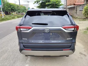 Toyota RAV4 XLE Premium 2025 Gray