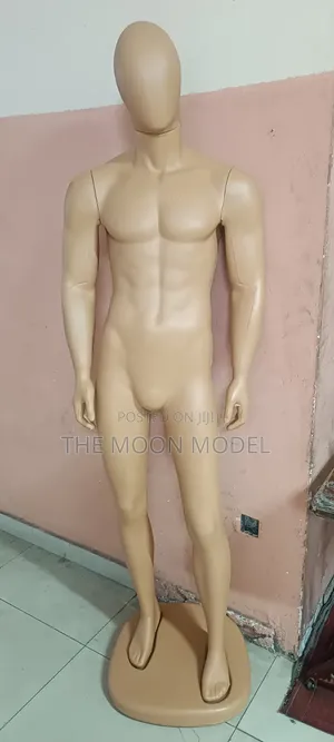 Huge Faceless Male Mannequin