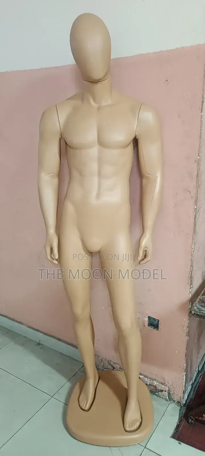 Huge Faceless Male Mannequin