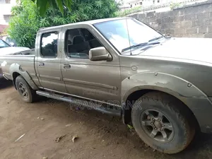 Nissan Frontier Automatic 2005 Gold