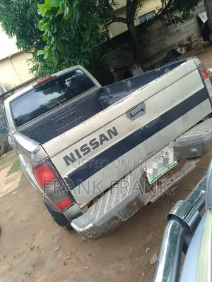 Nissan Frontier Automatic 2005 Gold