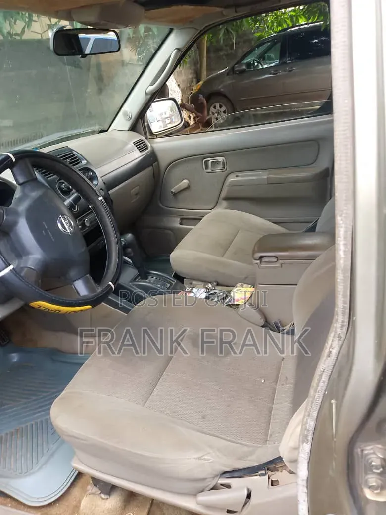 Nissan Frontier Automatic 2005 Gold