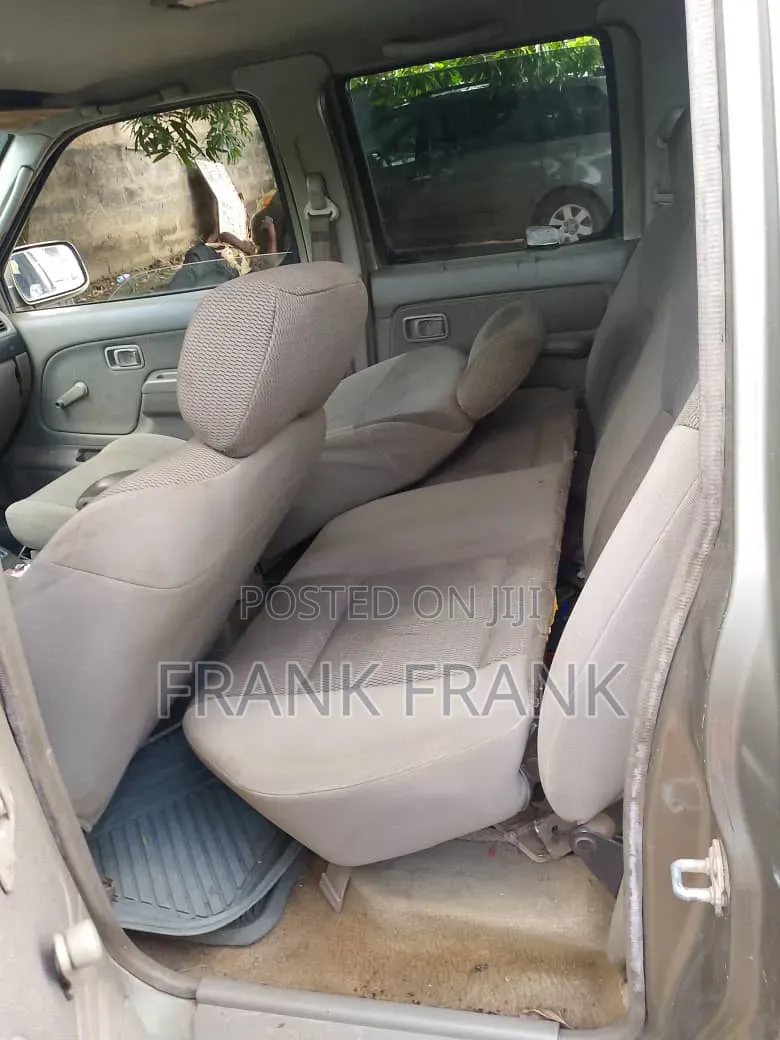 Nissan Frontier Automatic 2005 Gold