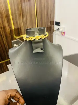 Brand New 18karat Dubai Twist Hand Chain