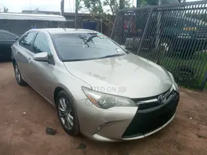 Toyota Camry SE 4dr Sedan (2.5L 4cyl 6A) 2015 Gold