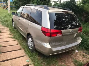 Toyota Sienna LE FWD (3.3L V6 5A) 2004 Gold