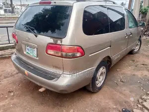 Toyota Sienna 2001 Gold