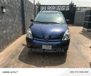 Toyota Verso 1.8 2009 Blue