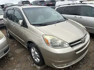 Toyota Sienna XLE AWD 2005 Gold