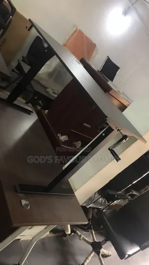 Manual Adjustable Height Desk.