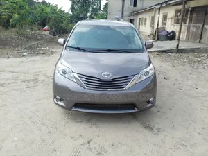 Toyota Sienna LE 7 Passenger Mobility (3.5L 6cyl 6A) 2016 Gray