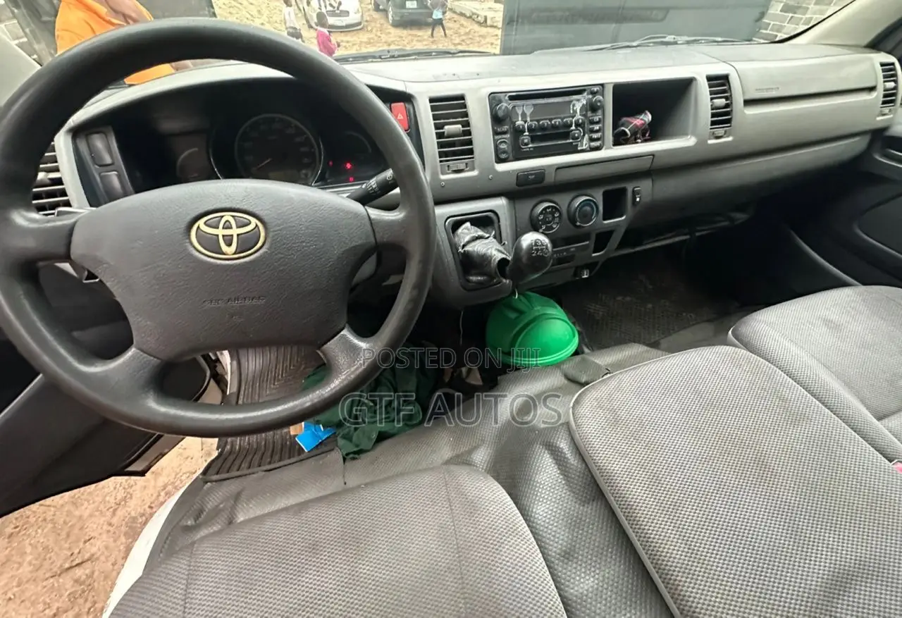 Toyota HiAce 2015 White