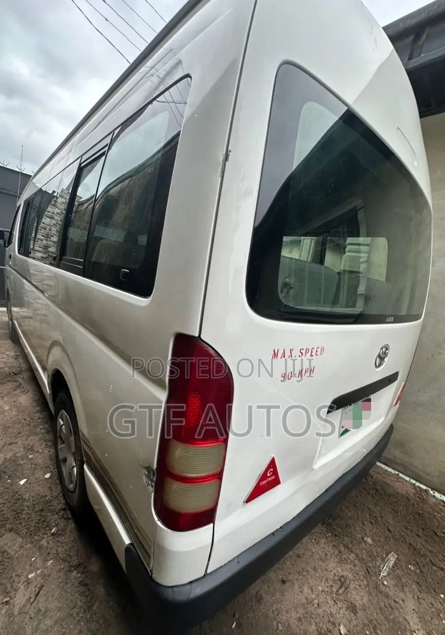 Toyota HiAce 2015 White