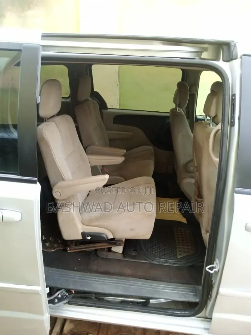 Dodge Caravan 2012 White
