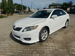 Toyota Camry SE V6 4dr Sedan (3.5L 6cyl 6A) 2011 White