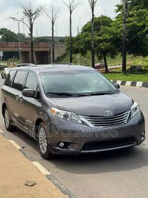 Toyota Sienna 2015 Maroon