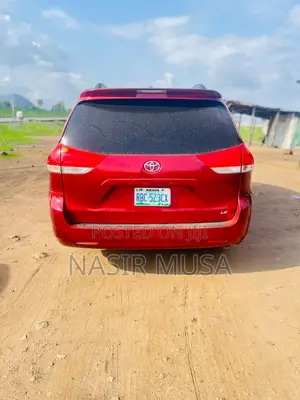 Toyota Sienna 2011 Red