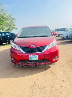 Toyota Sienna 2011 Red