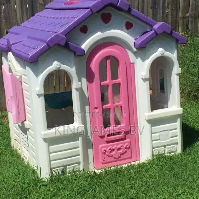 Moving Children Playhouse / Play House